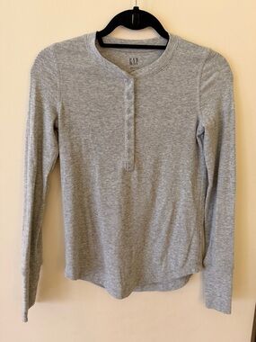 GAP Rib Henley Top in Light Gray